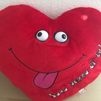 Cuscino rosso a forma di cuore con suoneria