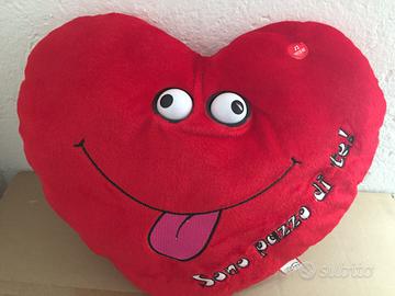 Cuscino rosso a forma di cuore con suoneria