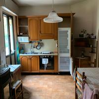 Fabbricato trifamiliare con cortile privato