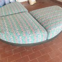 divanetto a tre cuscini particolare e bello 