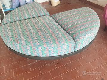 divanetto a tre cuscini particolare e bello 