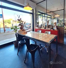 Postazione in coworking con vetrina
