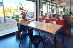 Postazione in coworking con vetrina