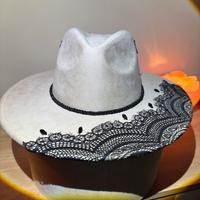 Cappello decorato a mano