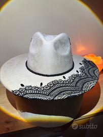 Cappello decorato a mano