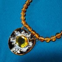 collana in agata con pendente smalto a fuoco su ra