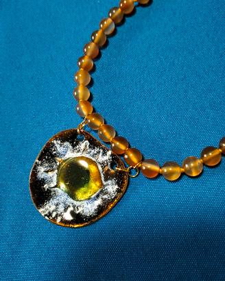 collana in agata con pendente smalto a fuoco su ra