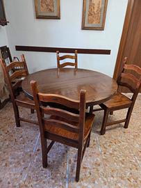 Vetrina e Tavolo con sedie in arte povera