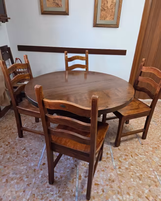 Vetrina e Tavolo con sedie in arte povera