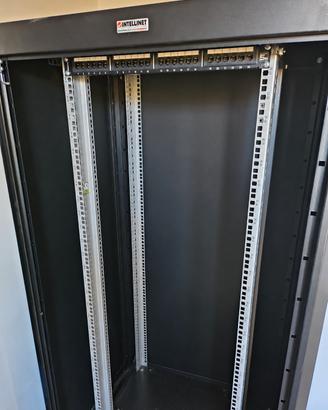 Armadio rack Intellinet 19" 32U con PP 24 porte