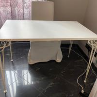 Scrivania e sedia IKEA 