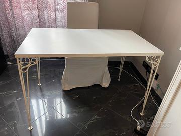 Scrivania e sedia IKEA 