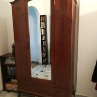 Armadio d’epoca con specchio
