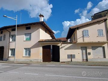 CASA IN LINEA CON CORTE, ACCESSORI E UFFICIO