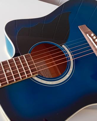 Chitarra acustica con custodia