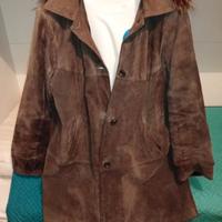 cappotto in pelle camosciata e cappuccio pelliccia