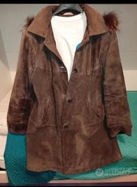 cappotto in pelle camosciata e cappuccio pelliccia