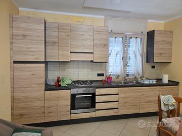 cucina parete attrezzata più tavolo con 4 sedie 