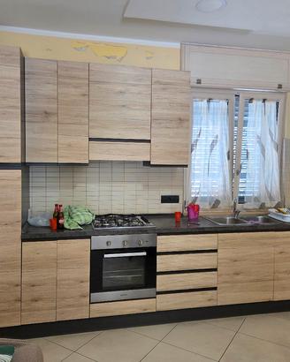 cucina parete attrezzata più tavolo con 4 sedie 
