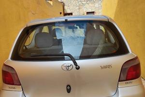 TOYOTA Yaris - 2001