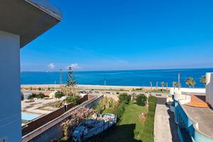 VENETICO piccola mansarda con terrazzo vista Eolie