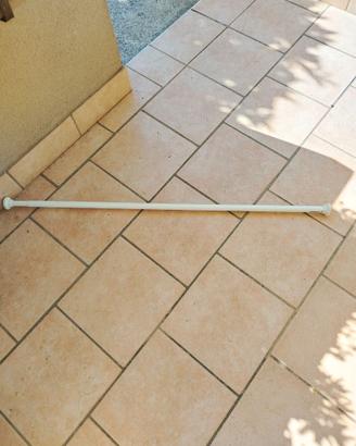 Bastone estensibile e tenda doccia con anelli