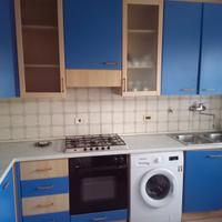 cucina con elettrodomestici