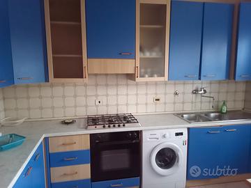 cucina con elettrodomestici