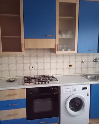 cucina con elettrodomestici