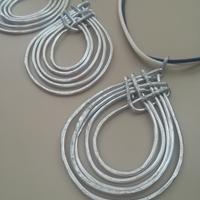 Parure artigianale in alluminio