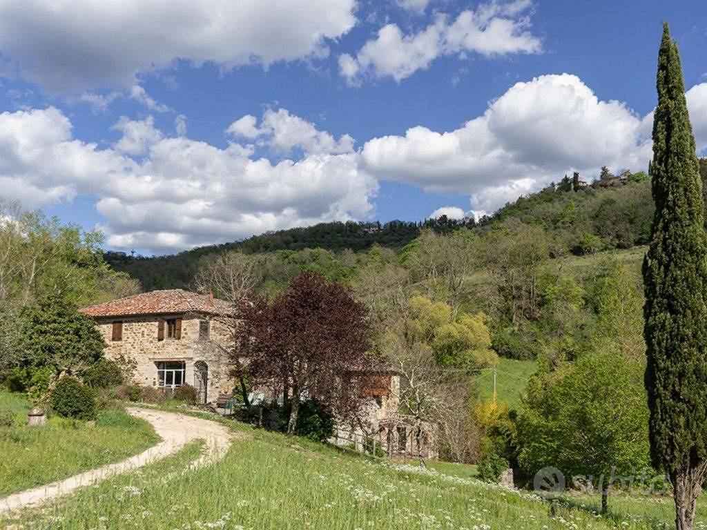 Rustico / Casale di 480 m² con 5 locali e box auto - Vista 2
