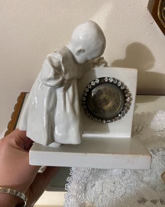 scultura con orologio antica
