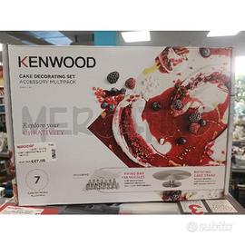 CAKE DECORATING SET -- NUOVO--