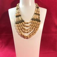collana etnica con elementi naturali e metallo