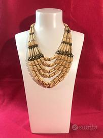 collana etnica con elementi naturali e metallo