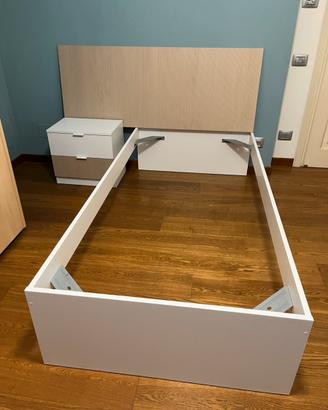 Letto singolo con comodino