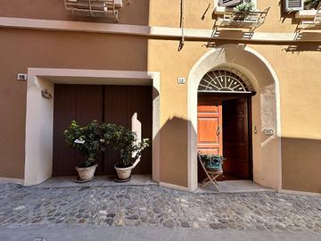 Casa indipendente di 360 m² con più di 5 locali e 