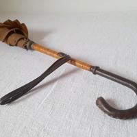 Ombrello vintage con manico in cuoio