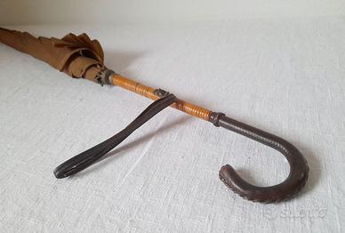 Ombrello vintage con manico in cuoio