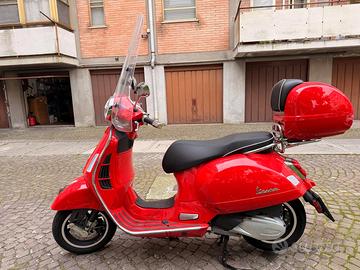 Vespa GTS 300 Super 2023 – pari al nuovo (500 km)