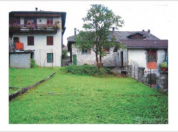 Casa terra tetto da ristrutturare con giardino
