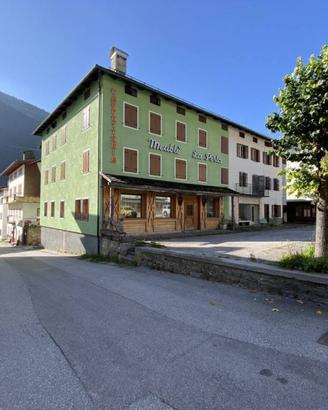 Attività / Licenza di 492 m² con più di 5 locali a