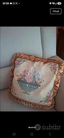 Cuscino vintage accuratamente ricamato a mano 