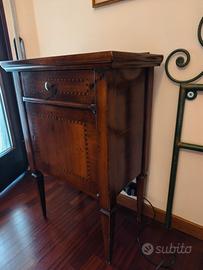Comodino stile neoclassico in legno pregiato