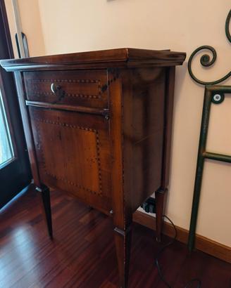 Comodino stile neoclassico in legno pregiato