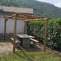 Pali in castagno per pergolato
