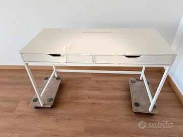 Scrivania e poltrona IKEA