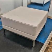 Divano e 2 Pouf in pelle bianca