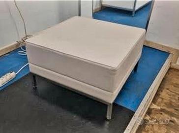 Divano e 2 Pouf in pelle bianca