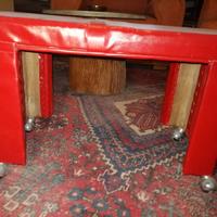 Pouf rosso in vera pelle con ruote